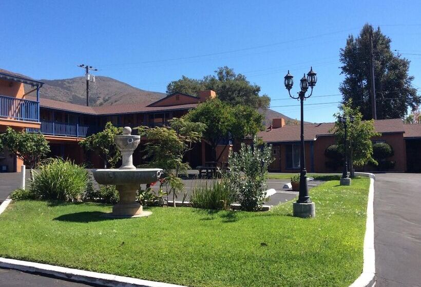 فندق Los Padres Inn