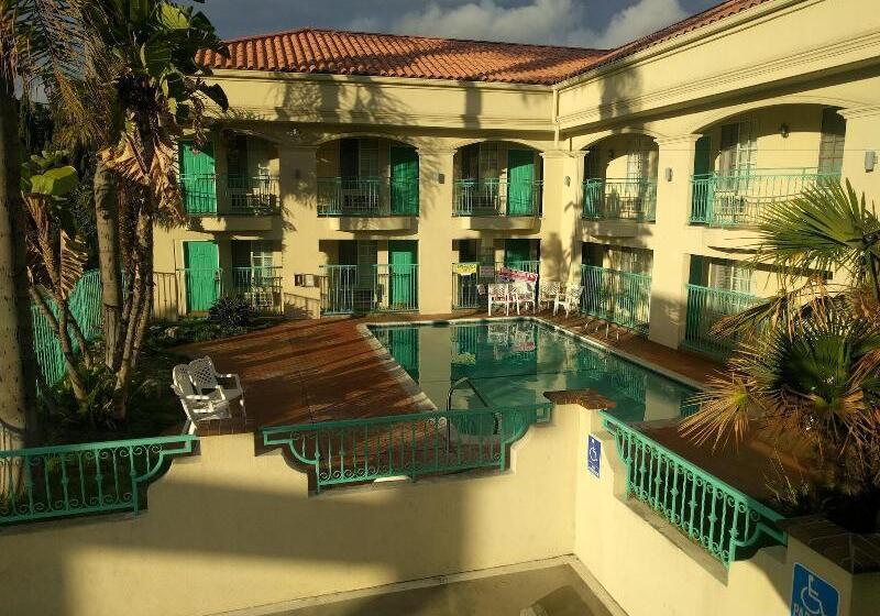 Отель Lyfe Inn & Suites By Aga  Lax Airport