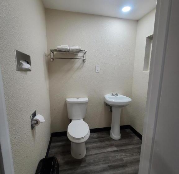 فندق Majestic Inn & Suites