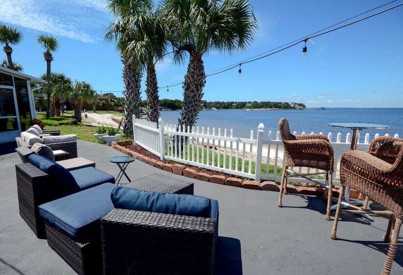 فندق Quality Inn & Suites Gulf Breeze Bayside Near Pensacola Beach