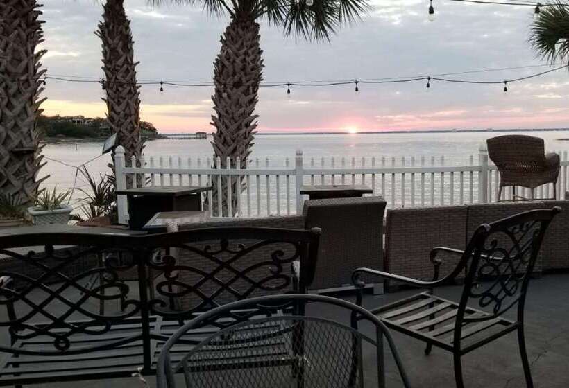 فندق Quality Inn & Suites Gulf Breeze Bayside Near Pensacola Beach