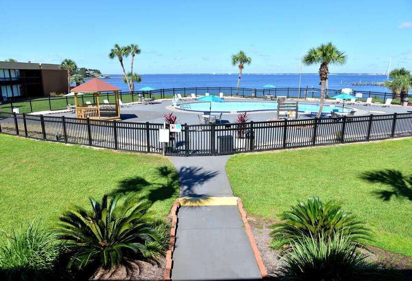 בית מלון כפרי Quality Inn & Suites Gulf Breeze Bayside Near Pensacola Beach