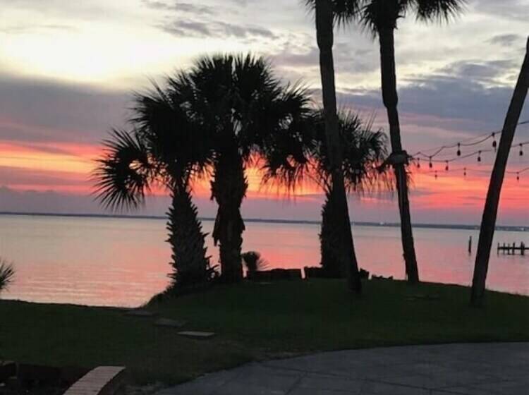 فندق Quality Inn & Suites Gulf Breeze Bayside Near Pensacola Beach