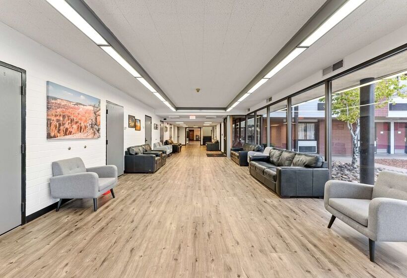 Отель Ramada By Wyndham Cedar City