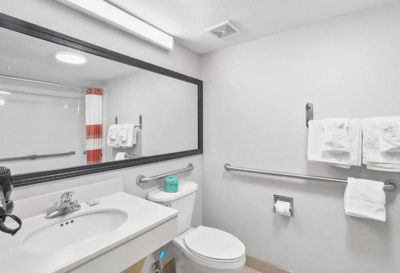 فندق Red Roof Inn & Suites Fayetteville  Fort Bragg