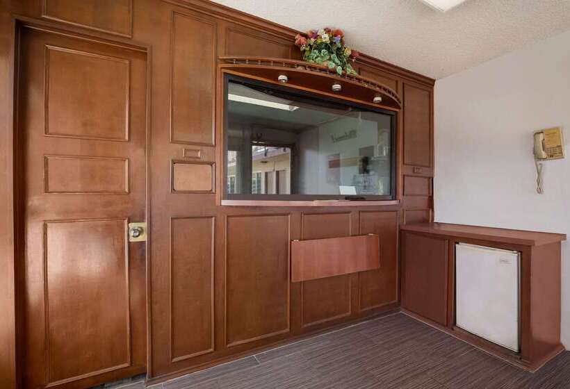 Отель Rodeway Inn San Bernardino