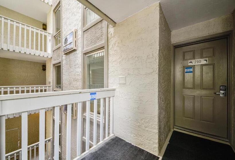 Отель Shorewood Villa Unit 210