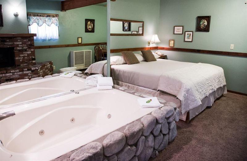 هتل Sleepy Forest Cottages