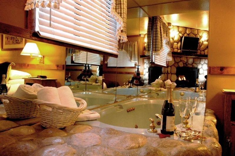 هتل Sleepy Forest Cottages