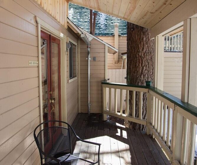 هتل Sleepy Forest Cottages