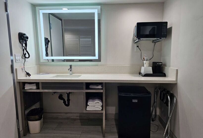 فندق Travelodge Inn & Suites By Wyndham Fullerton