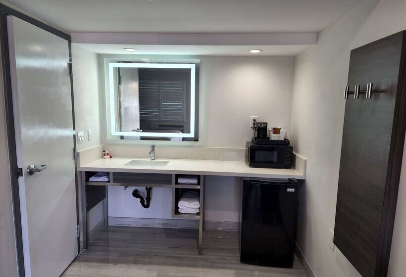 فندق Travelodge Inn & Suites By Wyndham Fullerton