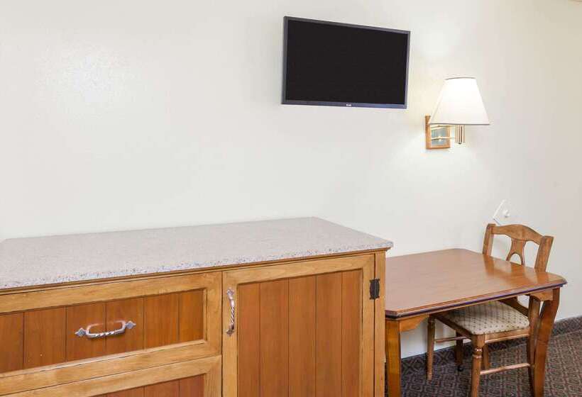 فندق Travelodge Inn & Suites By Wyndham Fullerton