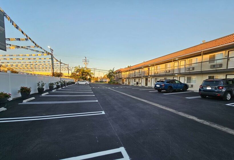 فندق Travelodge Inn & Suites By Wyndham Fullerton