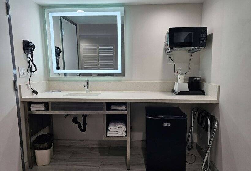 فندق Travelodge Inn & Suites By Wyndham Fullerton