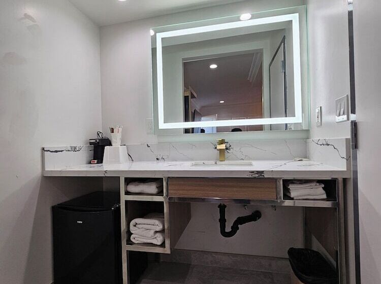 فندق Travelodge Inn & Suites By Wyndham Fullerton