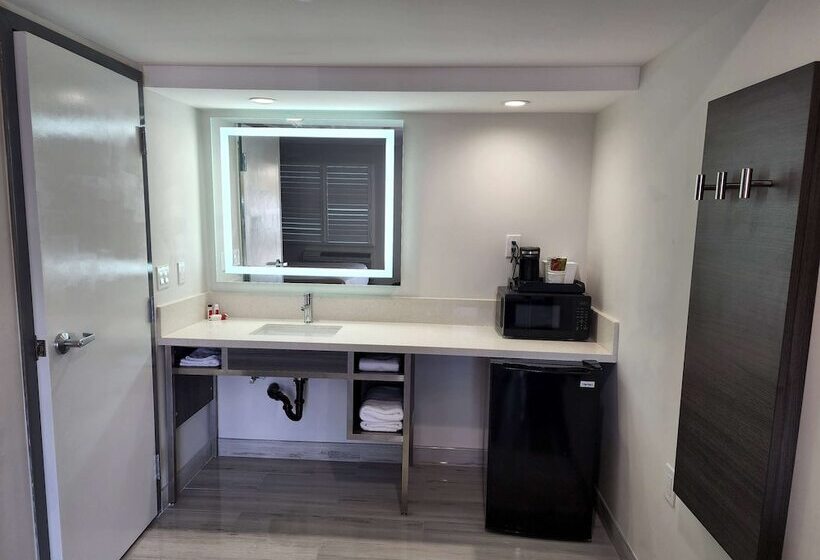 فندق Travelodge Inn & Suites By Wyndham Fullerton