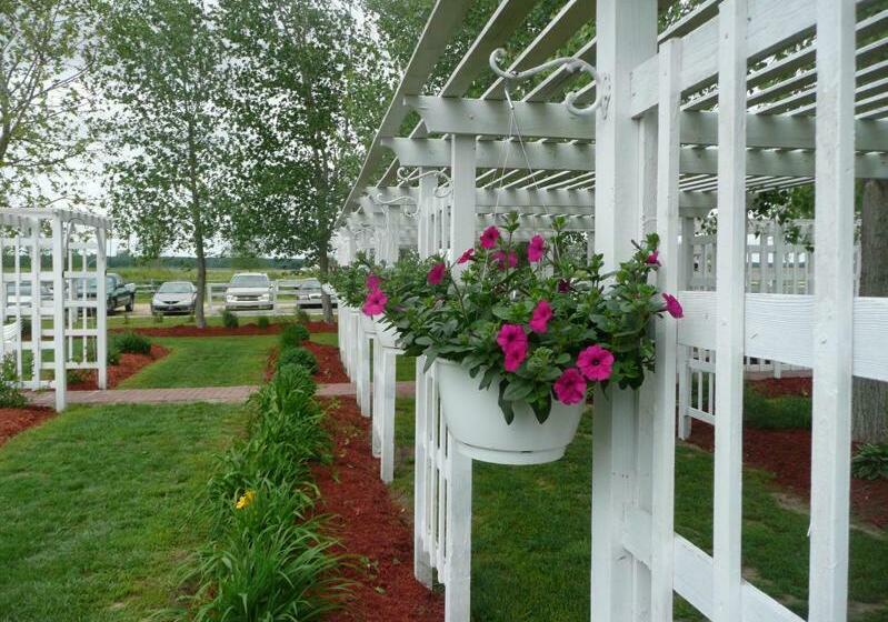 Отель Victorian Veranda Country Inn