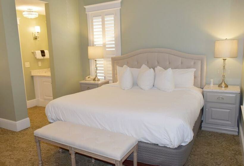 Отель Village Inn And Pub