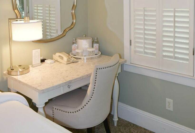 Отель Village Inn And Pub