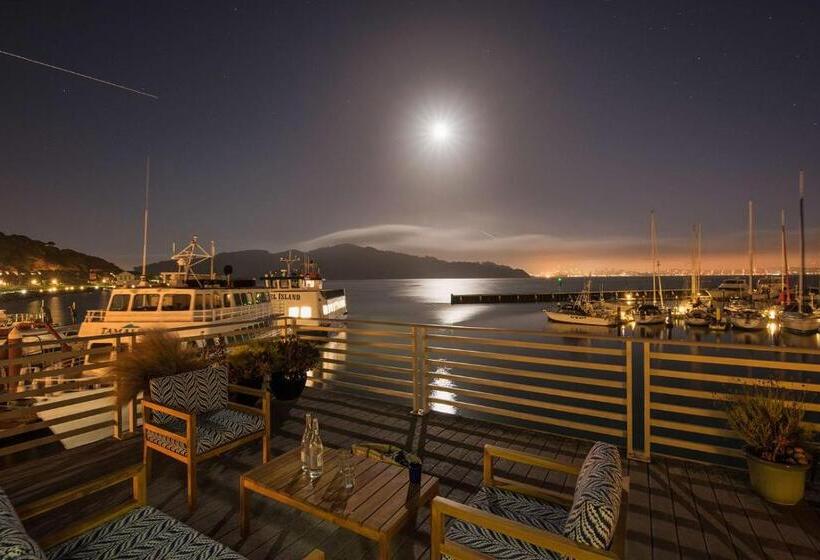 فندق Waters Edge