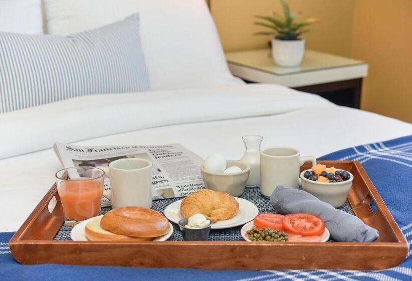 فندق Waters Edge