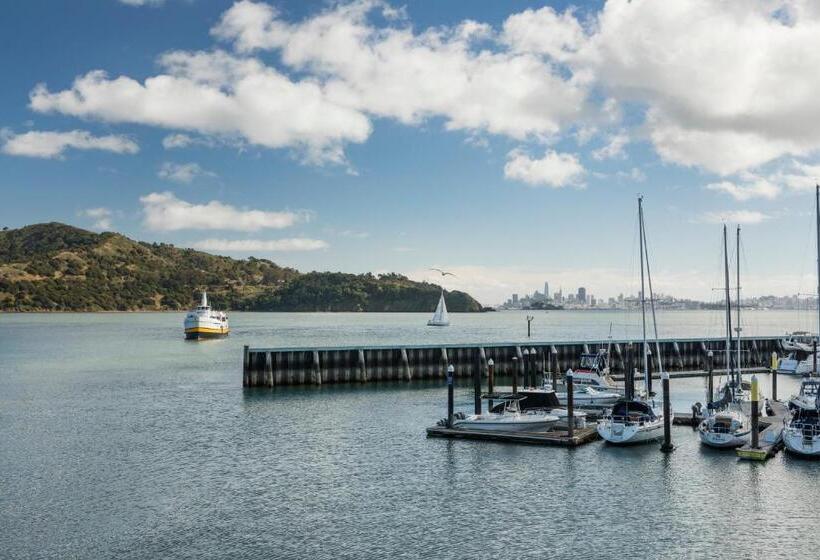 فندق Waters Edge