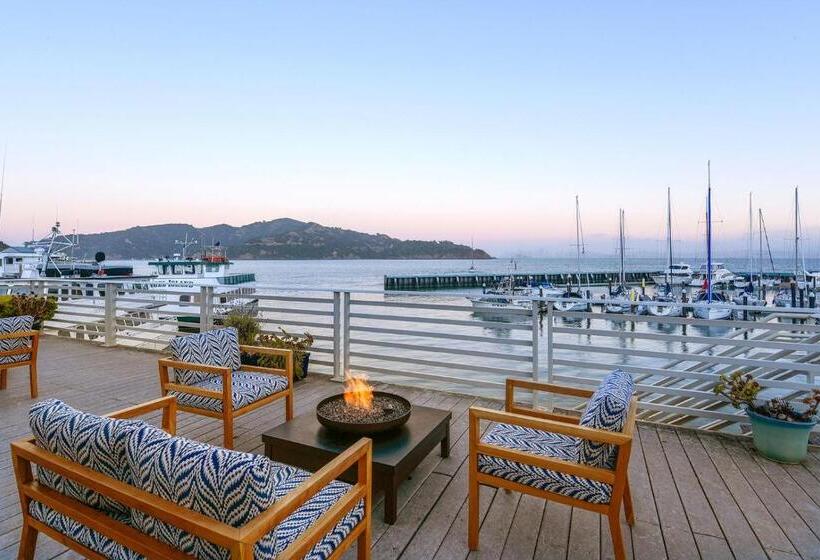 فندق Waters Edge