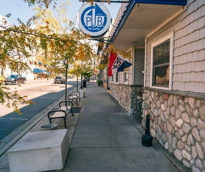 Отель Weathervane Inn