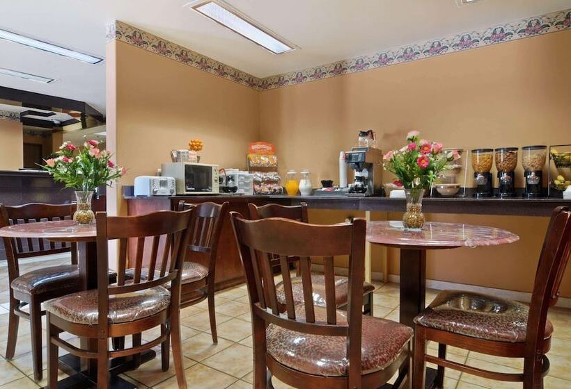 Microtel Inn And Suites Clarksville