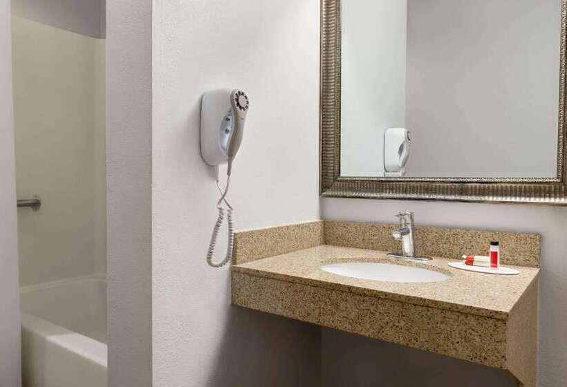 Microtel Inn & Suites Lincoln