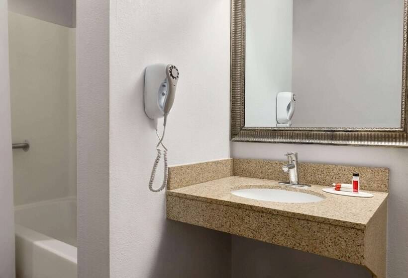 Microtel Inn & Suites Lincoln