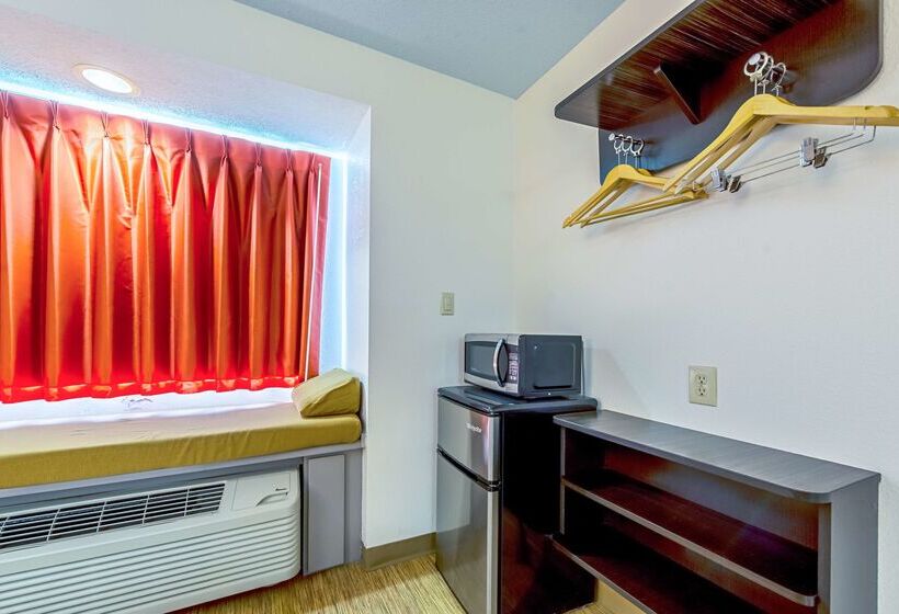 Motel 6 Indianapolis North