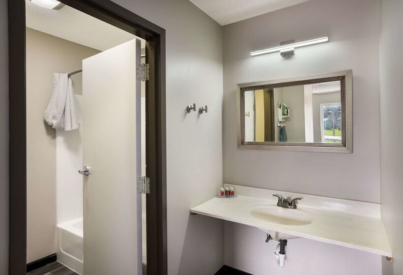 فندق على الطريق Econo Lodge Inn & Suites