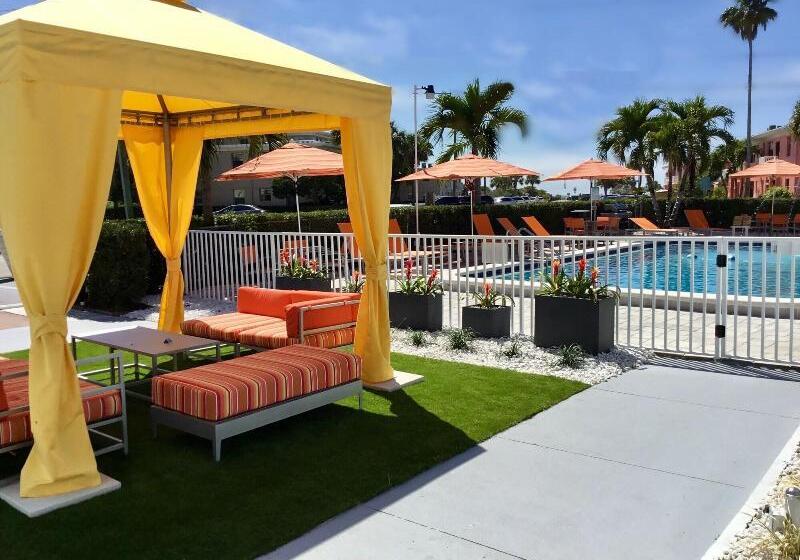 فندق على الطريق St. Pete Beach Suites