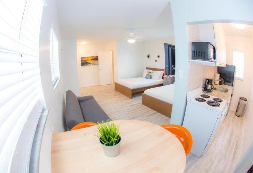 فندق على الطريق St. Pete Beach Suites