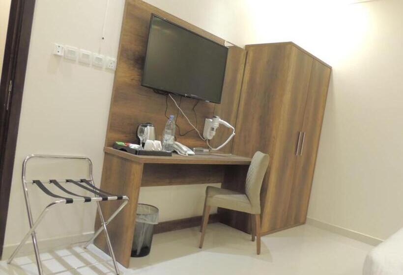 Отель Golden Square