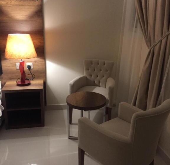 Отель Golden Square