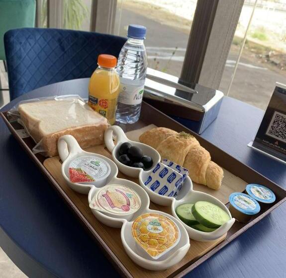 Отель Golden Square