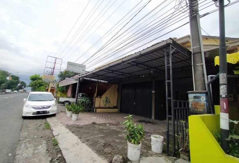 Отель Spot On 2689 Safira Family Residence Syariah