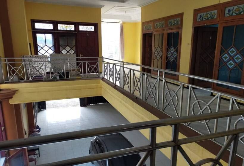 Отель Spot On 2689 Safira Family Residence Syariah