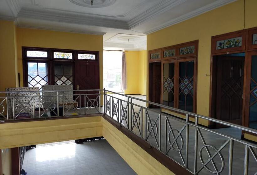 Отель Spot On 2689 Safira Family Residence Syariah