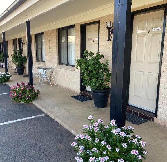 مُتل All Seasons Motor Lodge