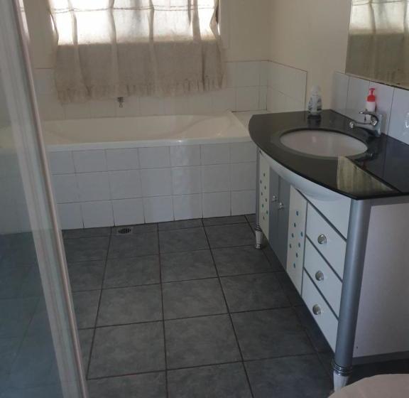 مُتل Newell Hwy Caravan Park