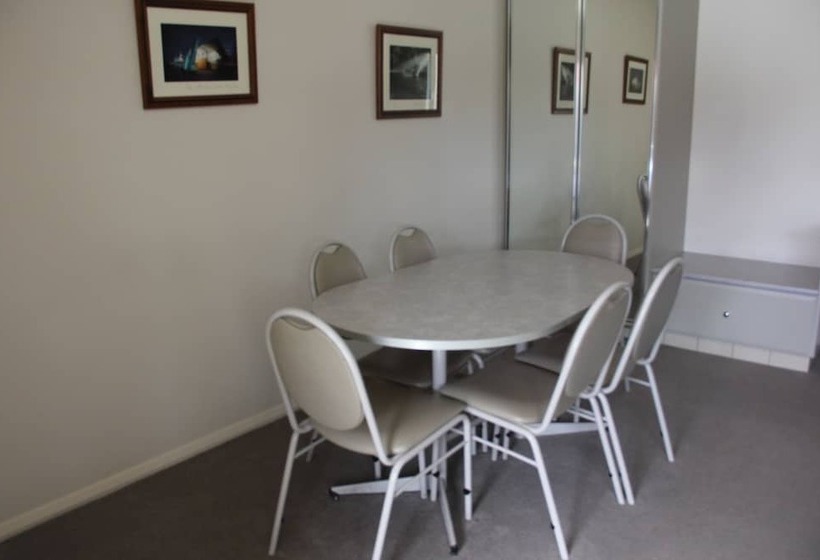 מוטל The Saltbush Motor Inn