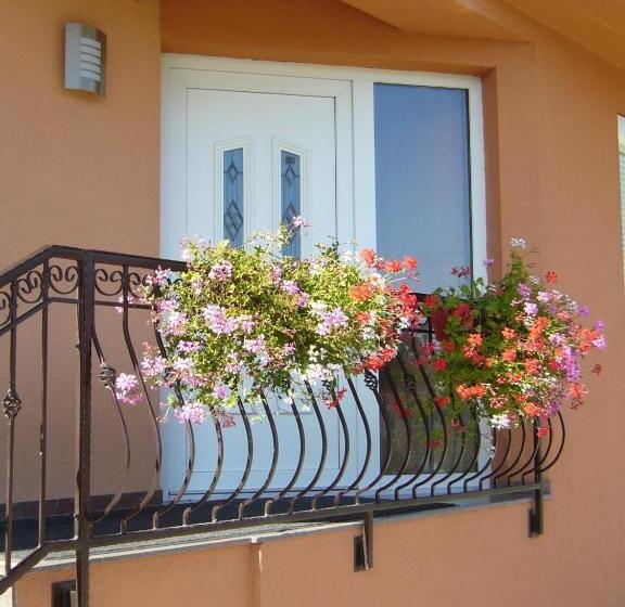 تختخواب و صبحانه Korona Home