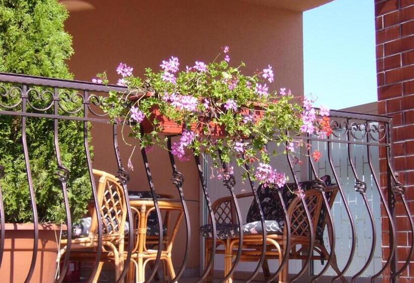 تختخواب و صبحانه Korona Home