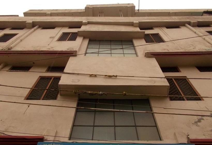 ホテル Deluxe Stay Near Isbt