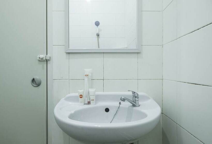 Отель Oyo 2132 Pondok Avicenna