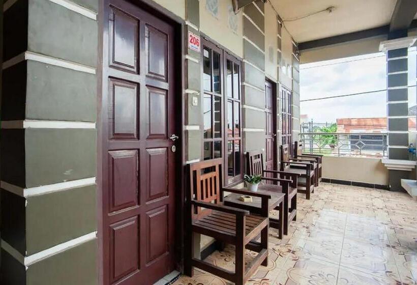 Отель Reddoorz At Km 5 Palembang